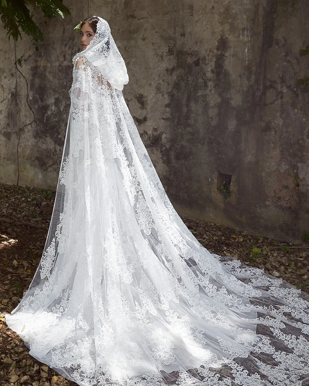 Romantico Velo Da Sposa In Pizzo Con Cappuccio Lily Collins