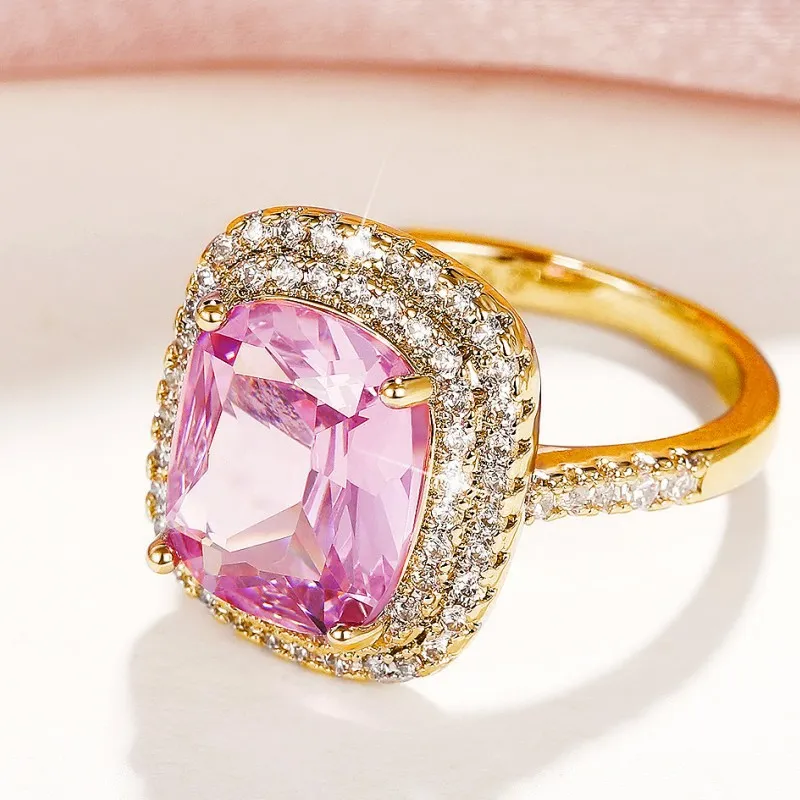 Lussuoso anello solitario da sposa per lei - Design personalizzato con pietra rosa a forma quadrata e lavorazione artigianale eccezionale._voghion.com