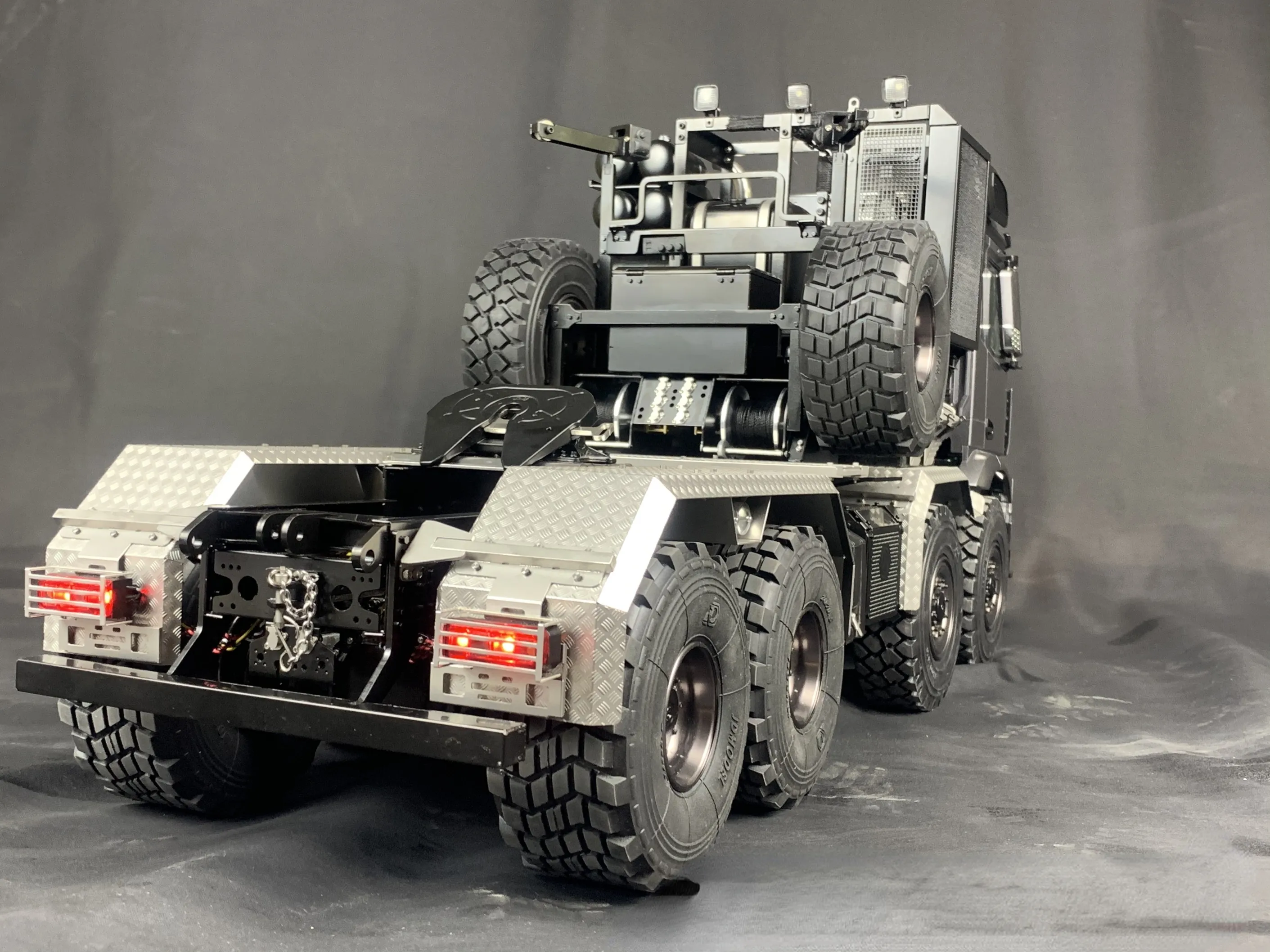 TRUCKUS M-2 ラジコン1:14スケール R/C トラック