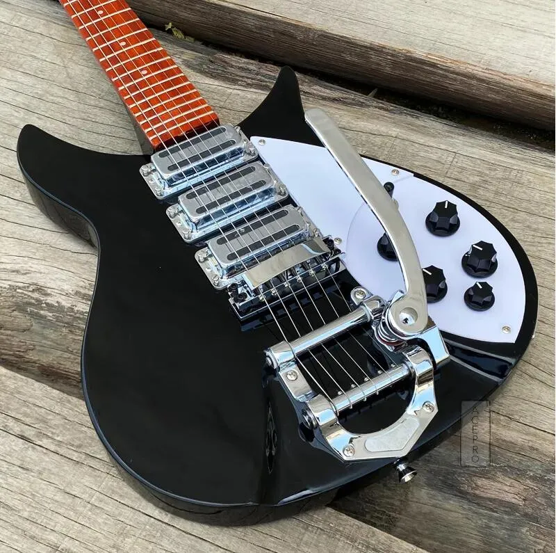 エレキギター 黒 3ピックアップ トレモロ エレキギター】Fender