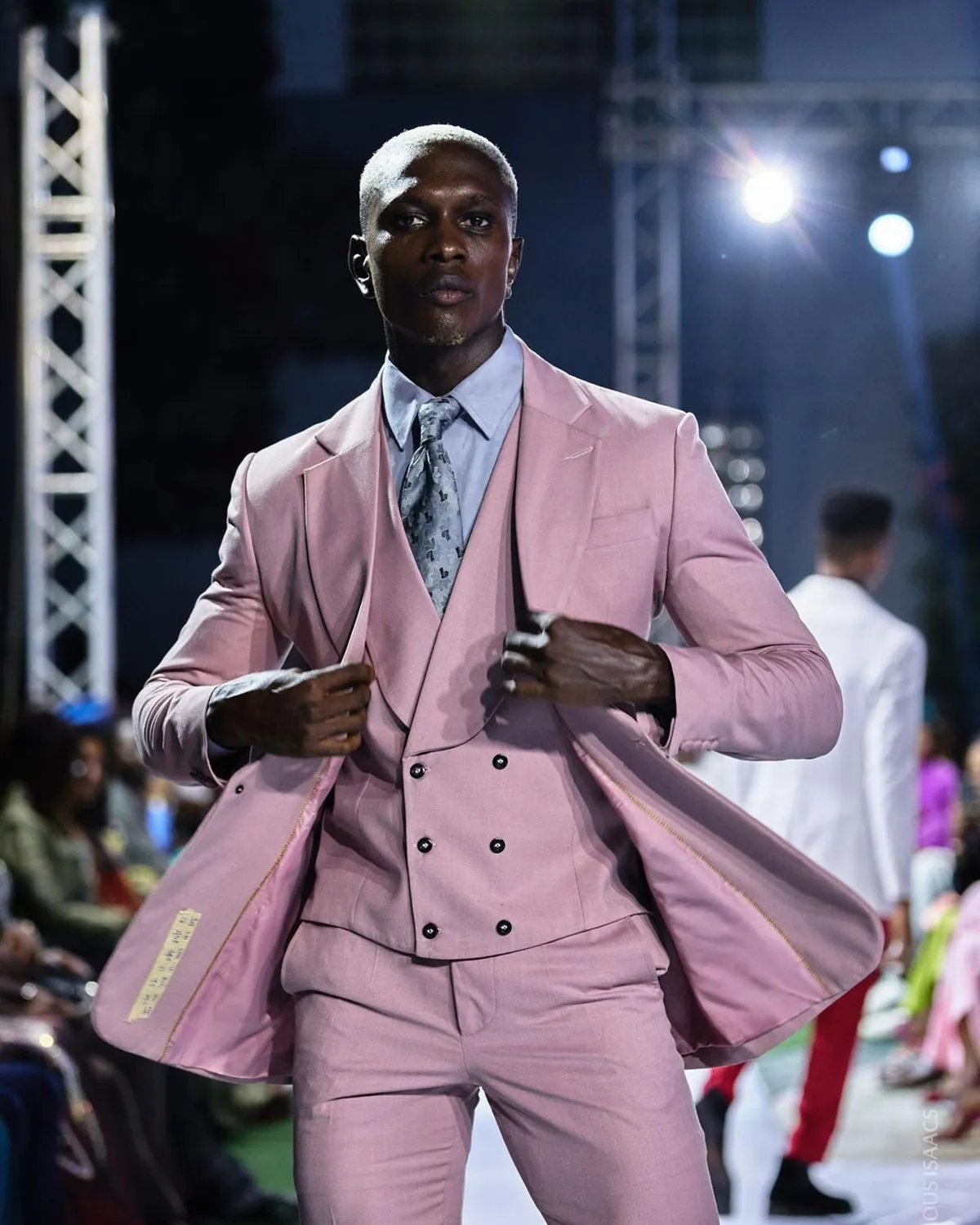 Traje novio rosa hotsell