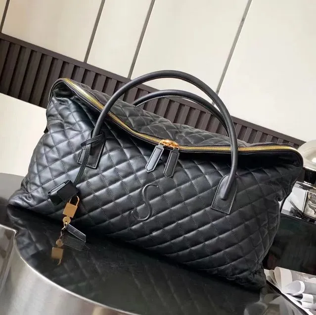 Airport/Travel Bag 2023 Spring Giant XXL Y Designer Classic Quilted Genuine  Leather Tote Large Capacity Black Plaid Shoulder Bag Handheld Crossbody Bag  From Soundbag, $195.86