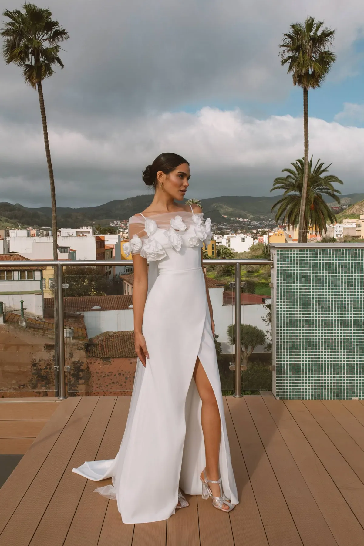 chinese dress ladies mermaid wedding dress with detachable sleeves.  Wedding dresses by Alena  Plokhova