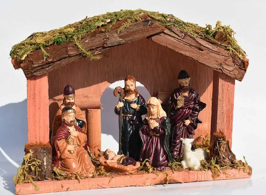 crèche de noël. figurines de statues de la nativité avec masques