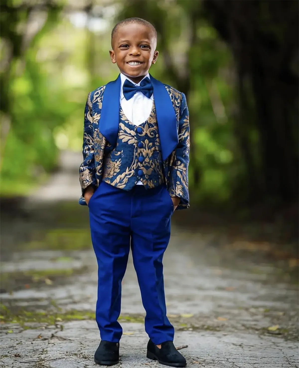 Abito store elegante ragazzo