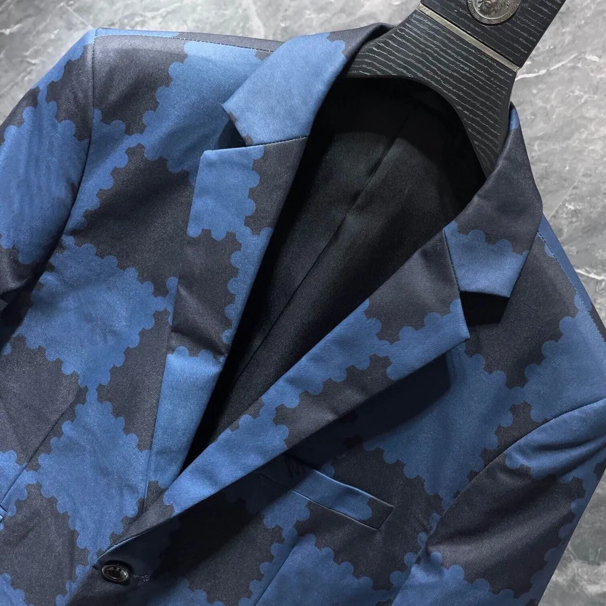 High End Designer Men's Gray Sport Coat Jacket Coat With V Letter Print