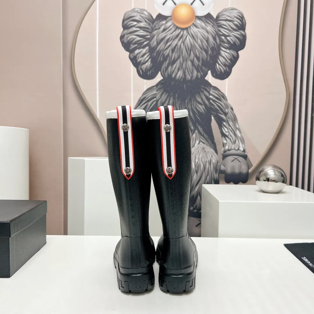 Pull over shop shoe rubber boots