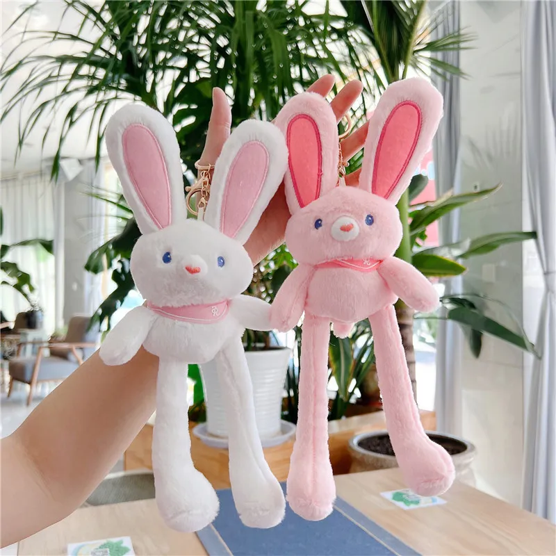 Poupée mignonne de lapin de peluche avec les oeufs de pâques