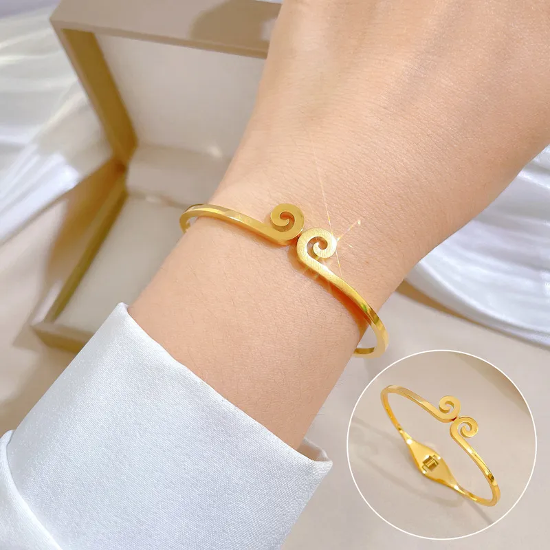 Irune Leaf 22KT Gold Bracelet | Simple Gold Bracelets | CaratLane