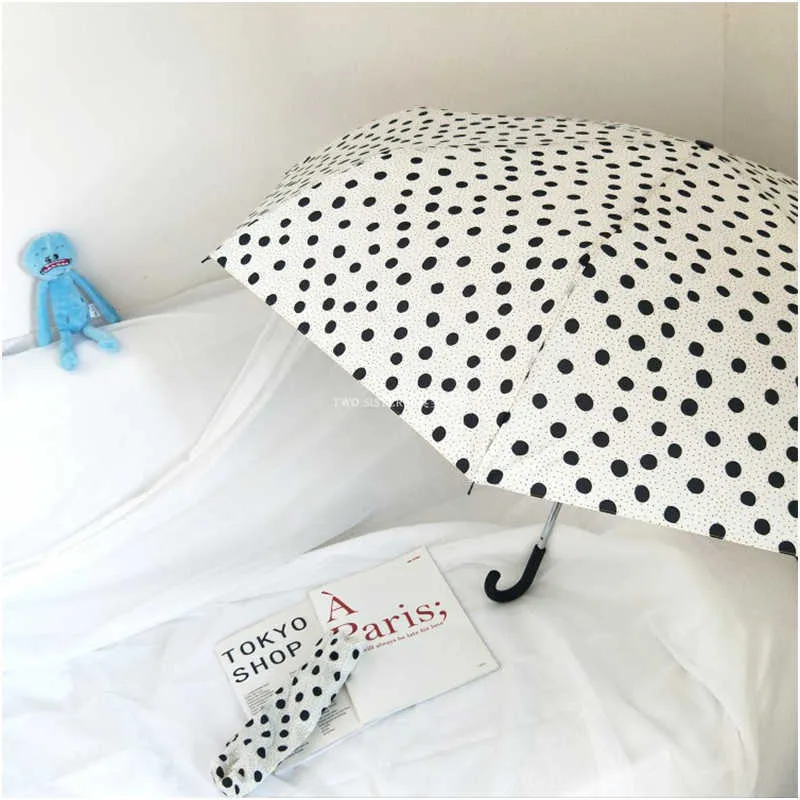 dotted-print umbrella