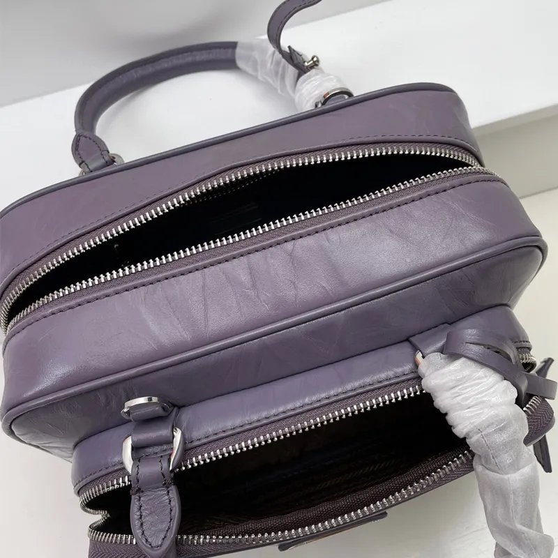バッグ versit wrinkled bag Gabriela - Leather Crossbody Bag - Ocean Blue Metallic
