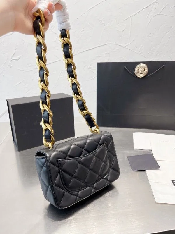 Bag with big gold chain new arrivals