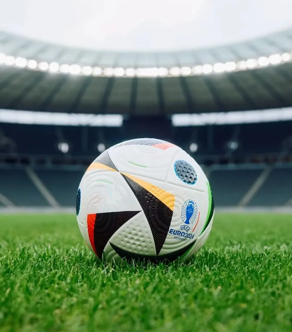 Nouveau Top Qualité 2024 Euro Cup Taille 5 Ballon De Football Uniforia  Finale Final KYIV PU Taille 5 Balles Granulés Football Antidérapant Du  14,67 € | DHgate