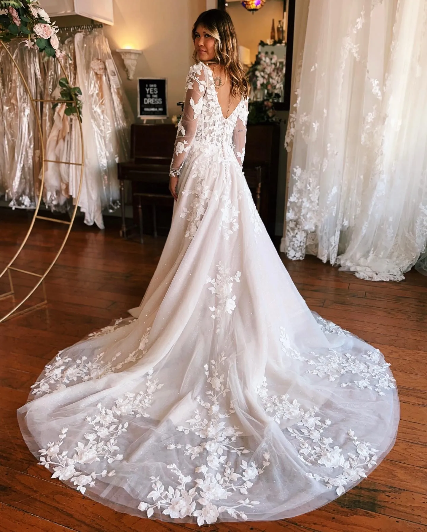 Wunderschne Hochzeitskleid Mit Blumen Ebenbild