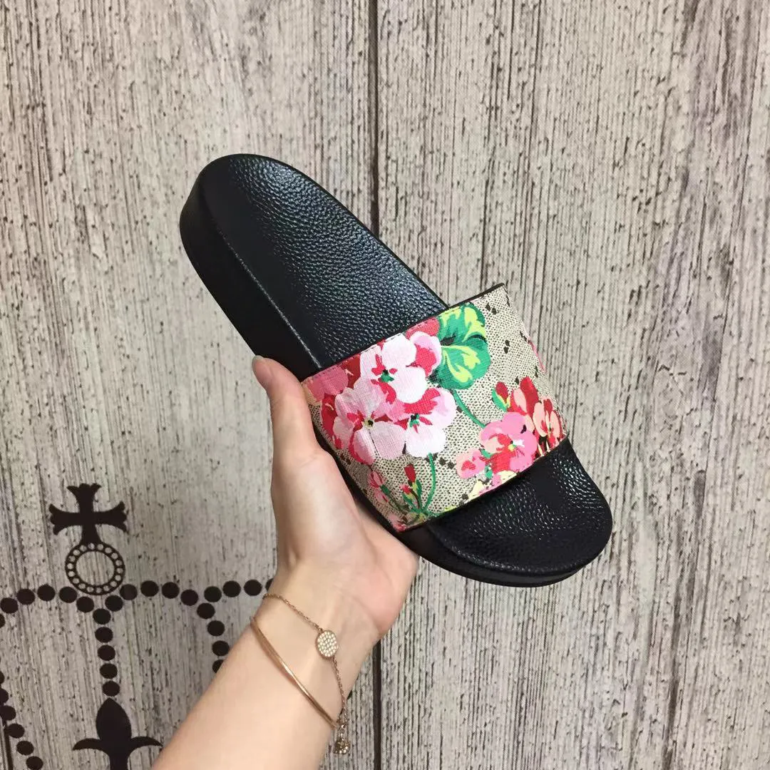 Flower print sales gucci slides