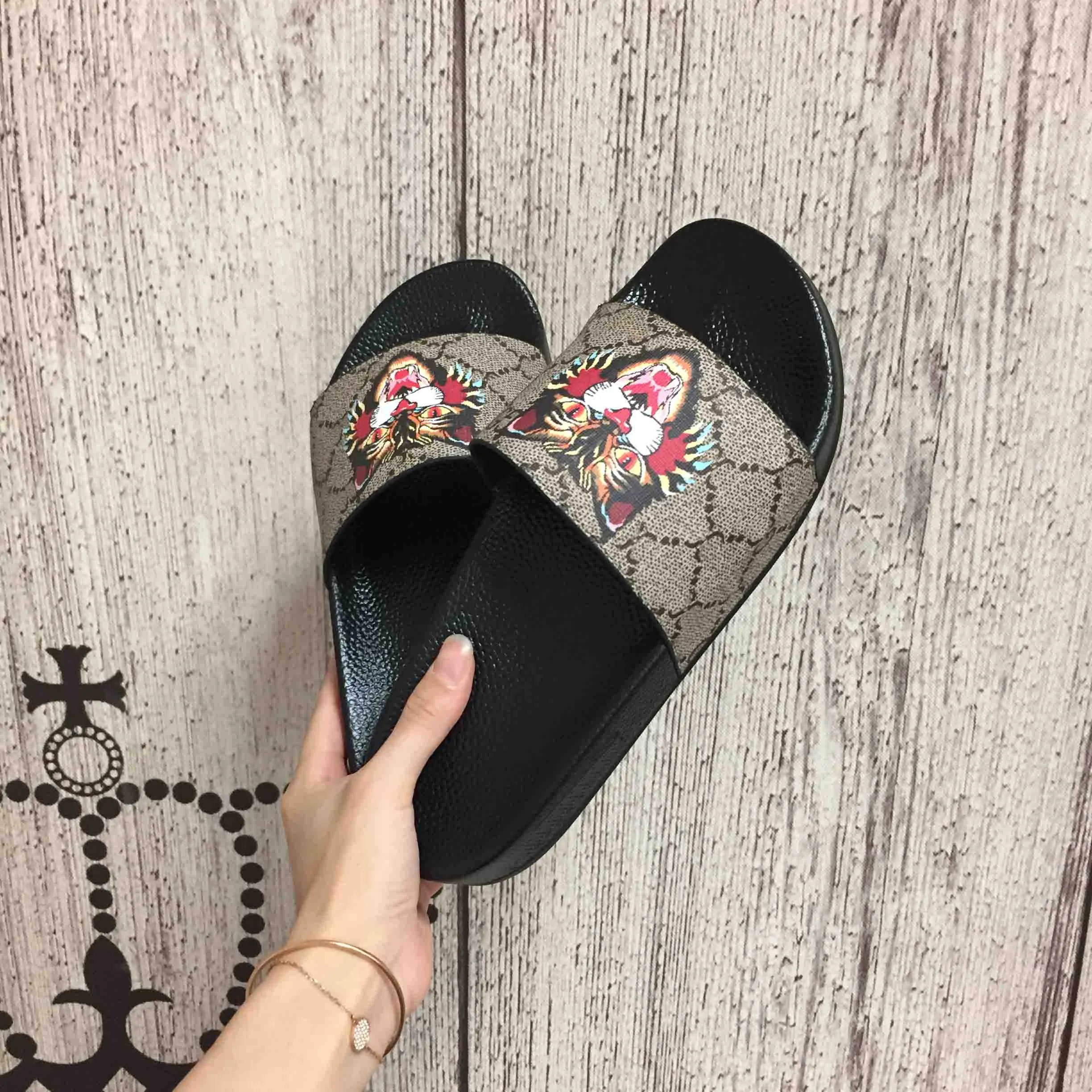 Luxury Printed Red And Green Flower Tiger Slippers For Men And