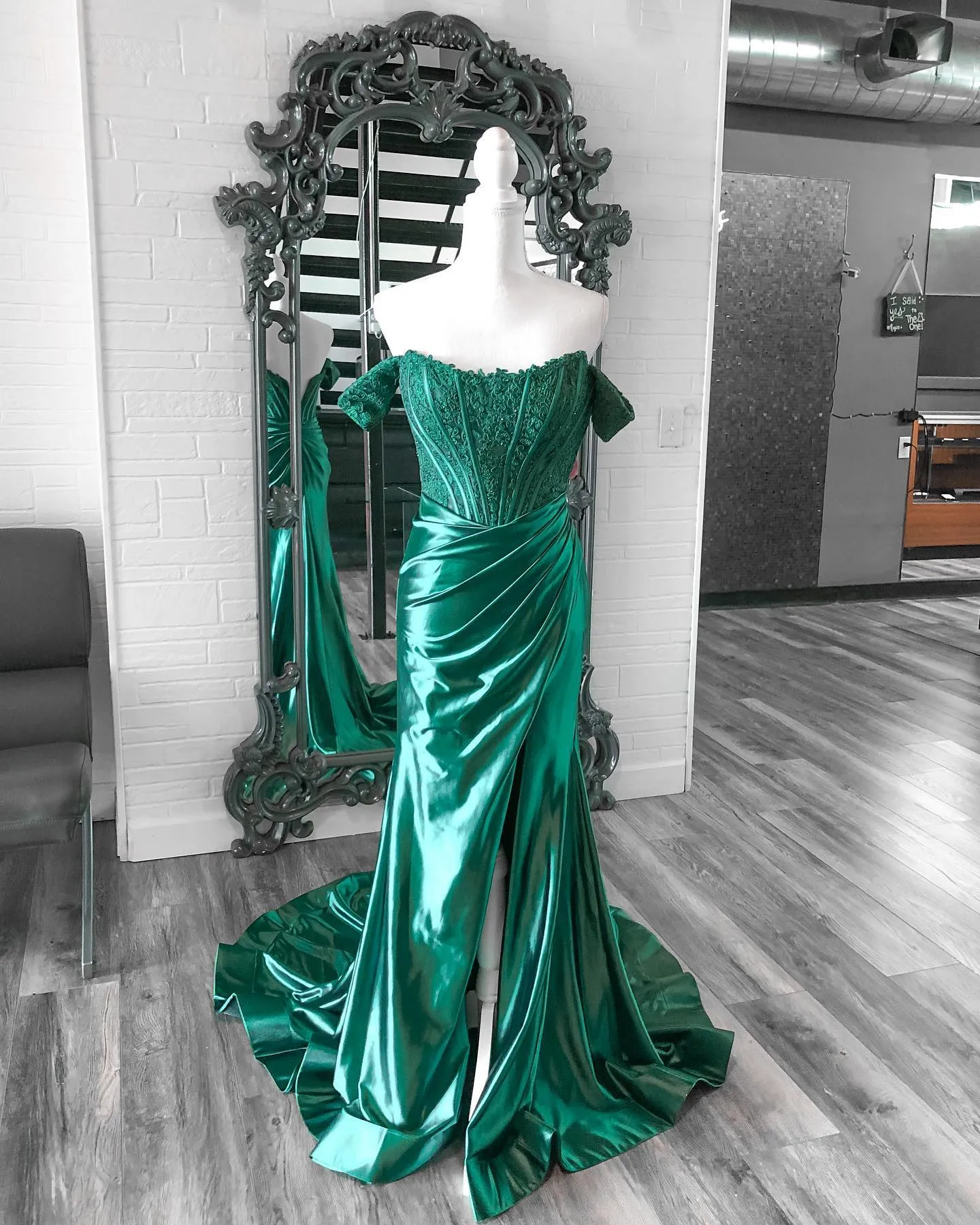 Red Capet Runway Royal Emerald Red Fitting Corset Green Velvet Prom Dress  With High Slit And Draped Skirt Perfect For Formal Parties, Pageants, And  Evening Events For Preteen And Teen Girls From