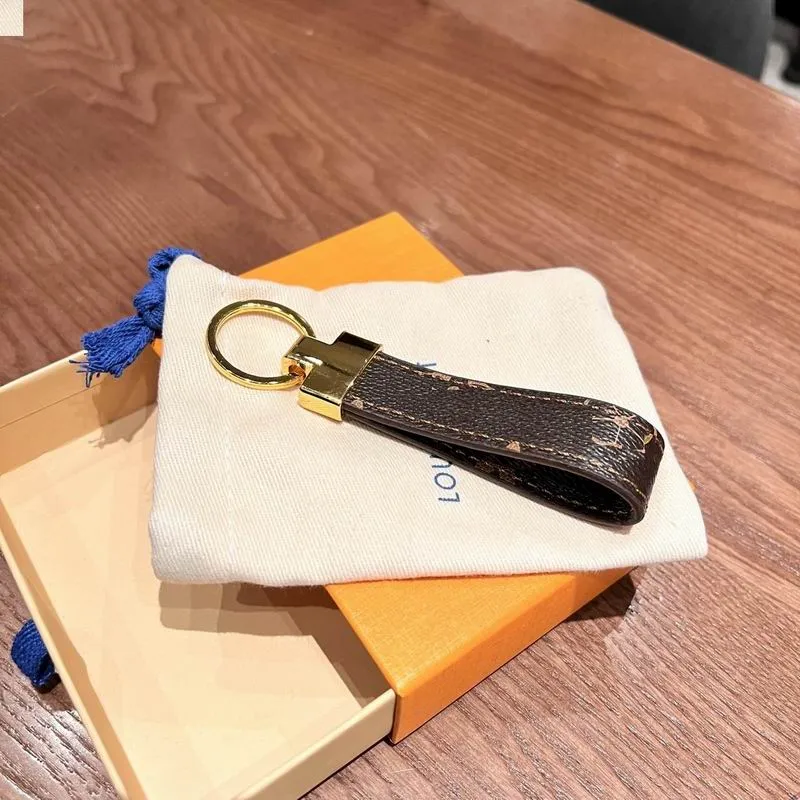 Nyckelringar Designer Keychain Lover Key Chain Hot Fashion Nyckel Designers Buckle Leather Men Creative Metal Leather Key Chain Ring KeyFob Car