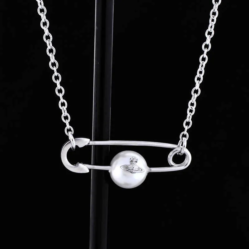 High version of the Western Empress Dowager VIVIVIENNE Saturn Pins Pearl Pendant Necklace Small and simple in style