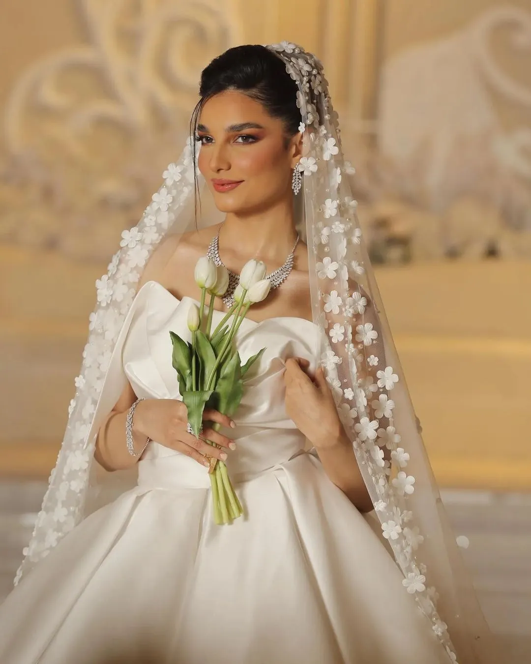 beach wedding dress with veil A-line Sweetheart Appliqued Beach Wedding Dresses Rustic Bridal Gowns SEW011 main image 1