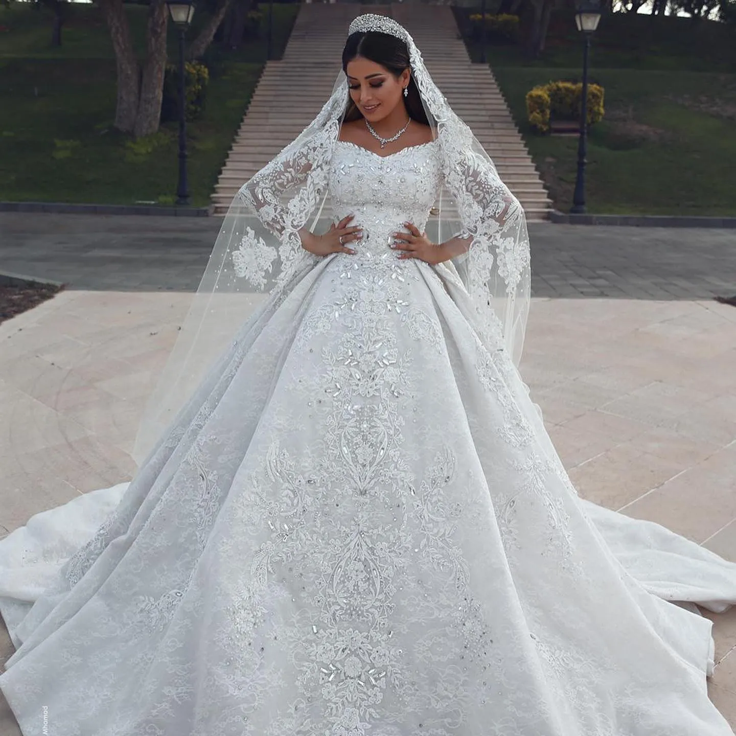 2023 Elegant Off Shoulder Ball Gown Wedding Dress with Long Sleeves Lace Appliques Crystals Custom Princess Bridal Gown
