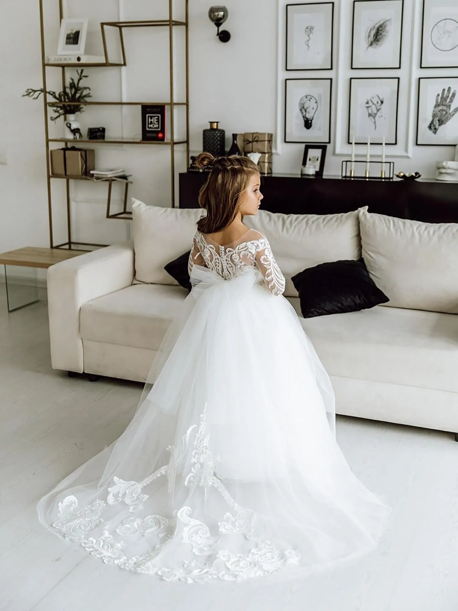 2022 Flower Girls Dresses For Weddings Simple Long Sleeves Lace Applique Illusion Button Back Sweep Train With Bow Kids Birthday Girl Pageant Gowns Scoop Neck