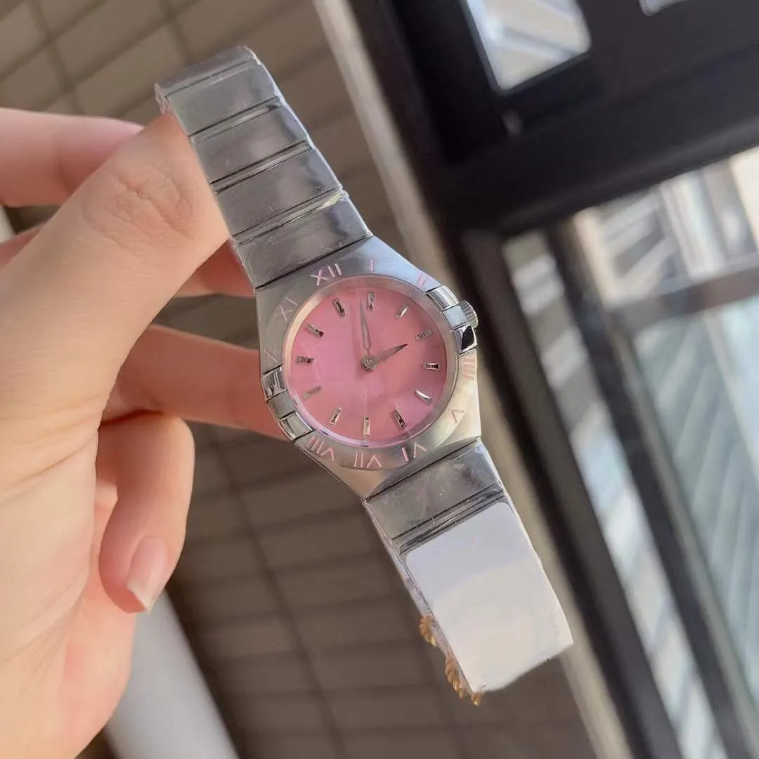 クラシックな新しい幾何学的クォーツ時計シルバーピンクダイヤル女性  