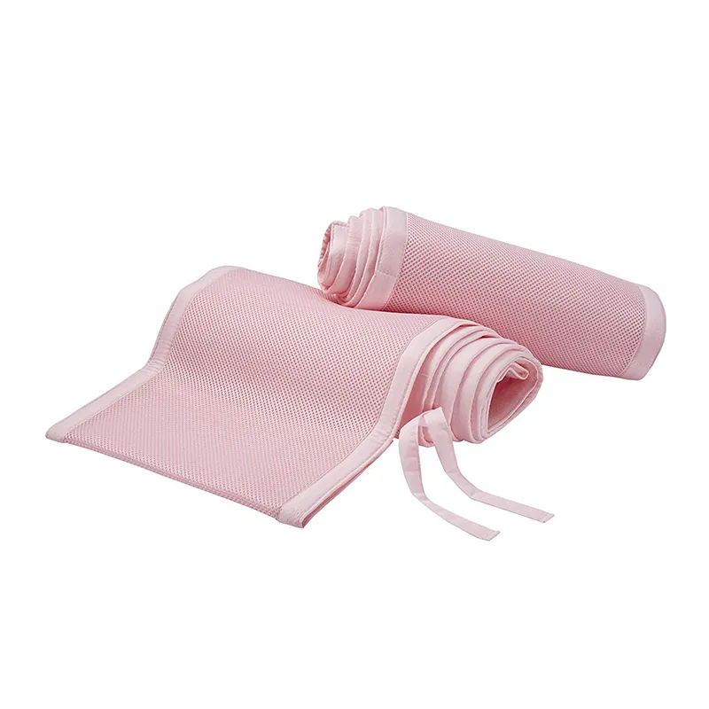 Mesh crib bumper clearance for solid back crib