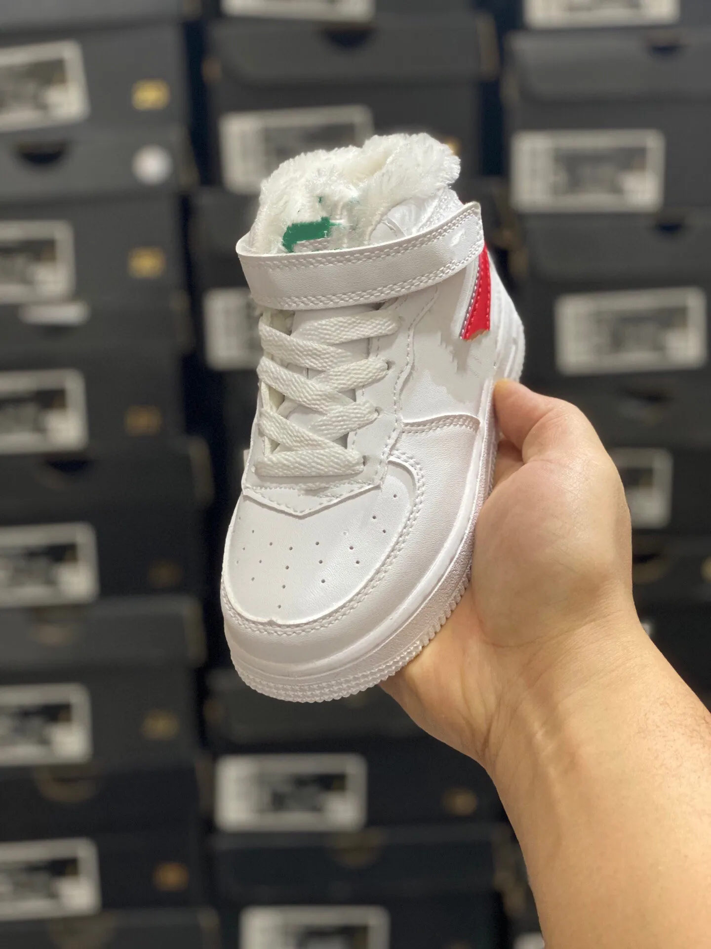 Mid top sport sales shoes