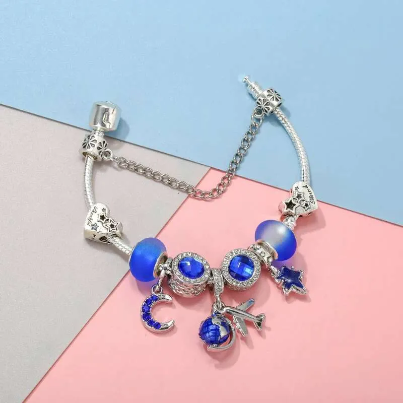 Bracciale charm blu con ciondoli globo e aereo per donna_voghion.com