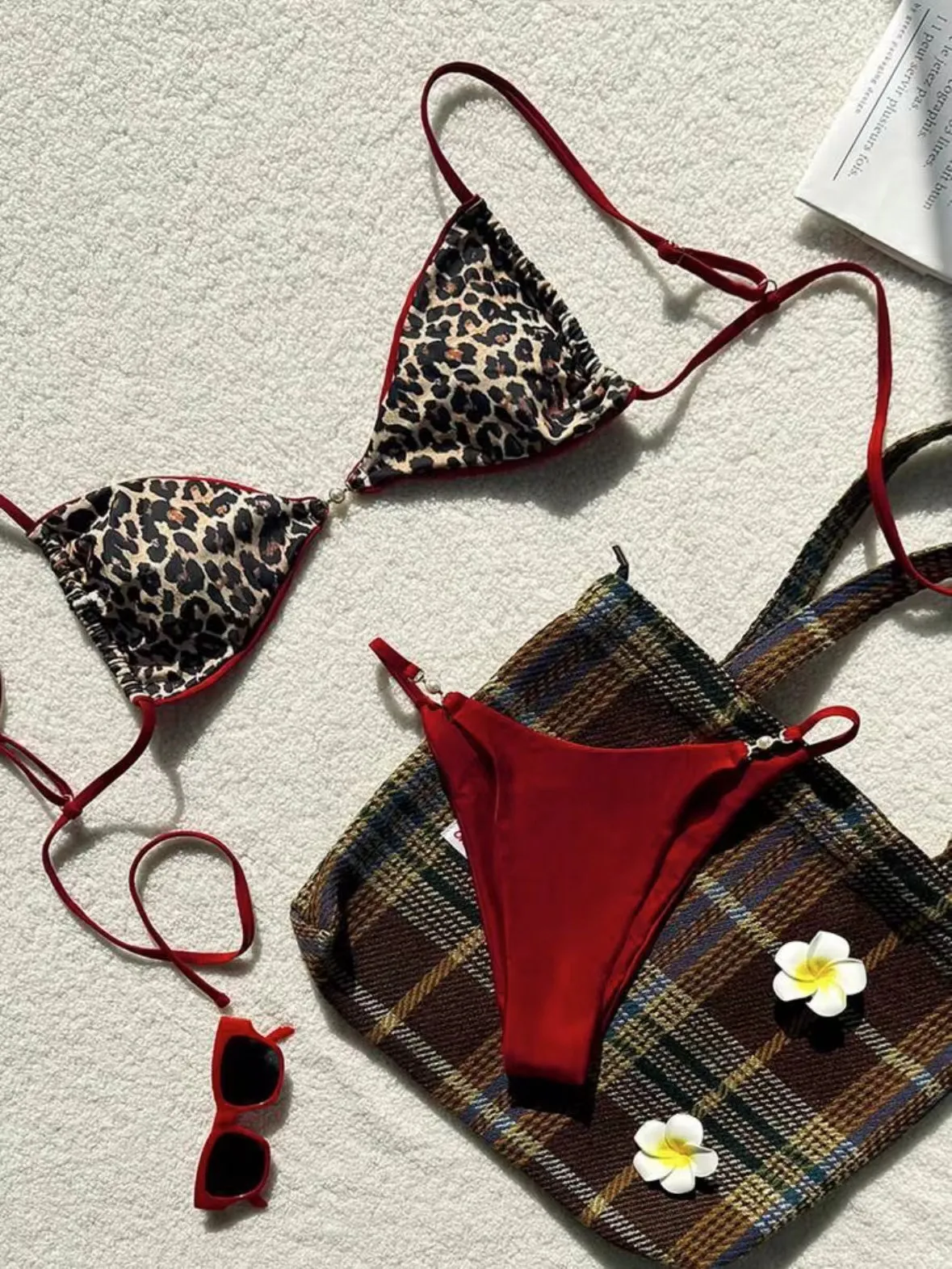 魅力的なヒョウ柄のビキニセット：女性のためのセクシーなツーピース