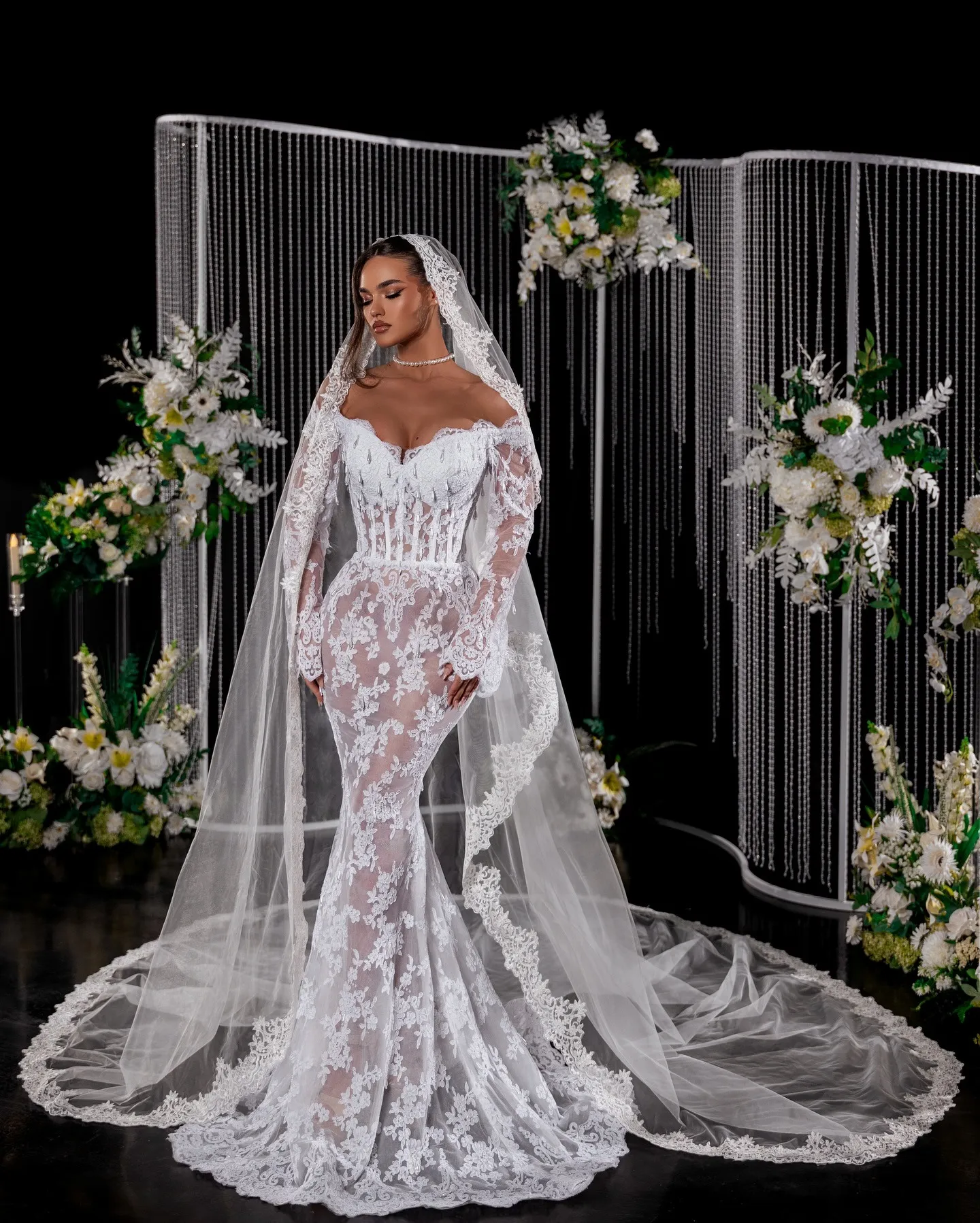 Sequined Lace Wedding Veil Cathedral Length Floral Applique  display picture 3