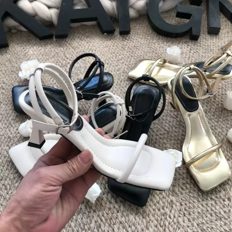 Französische Sandalen mit einem Riemen, gepolstert, für Damen, Sommer, Outdoor, Xin Hao Schuhfabrik 2025, Neues Modell im Feenstil mit eckiger Zehenpartie, hoch_voghion.com