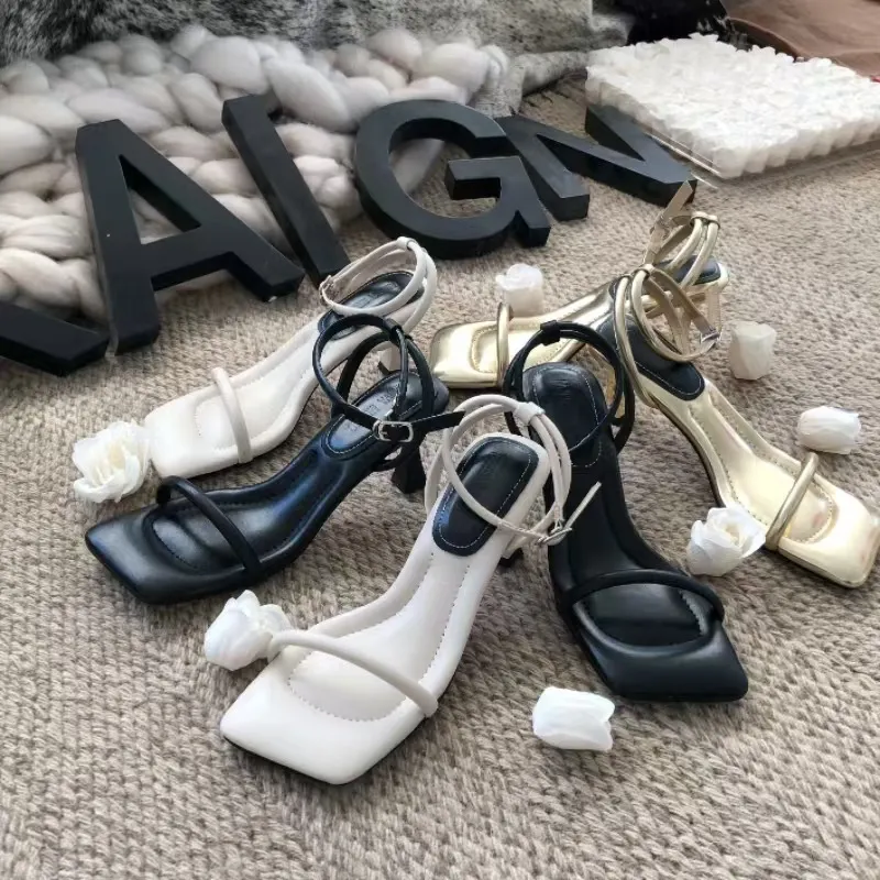 Französische Sandalen mit einem Riemen, gepolstert, für Damen, Sommer, Outdoor, Xin Hao Schuhfabrik 2025, Neues Modell im Feenstil mit eckiger Zehenpartie, hoch_voghion.com