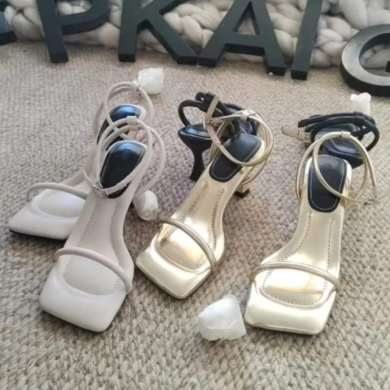 Französische Sandalen mit einem Riemen, gepolstert, für Damen, Sommer, Outdoor, Xin Hao Schuhfabrik 2025, Neues Modell im Feenstil mit eckiger Zehenpartie, hoch_voghion.com