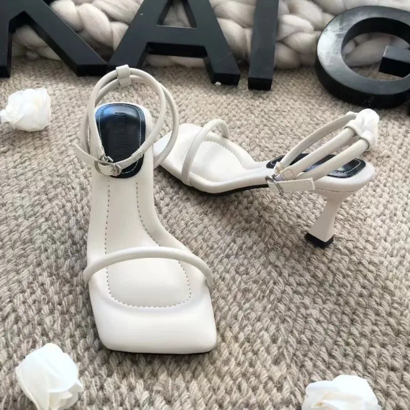 Französische Sandalen mit einem Riemen, gepolstert, für Damen, Sommer, Outdoor, Xin Hao Schuhfabrik 2025, Neues Modell im Feenstil mit eckiger Zehenpartie, hoch_voghion.com