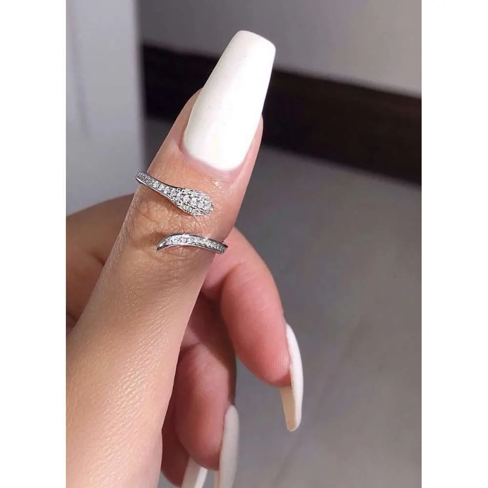 Anello aperto da donna con zirconi a forma di serpente, icona di internet e tendenza._voghion.com
