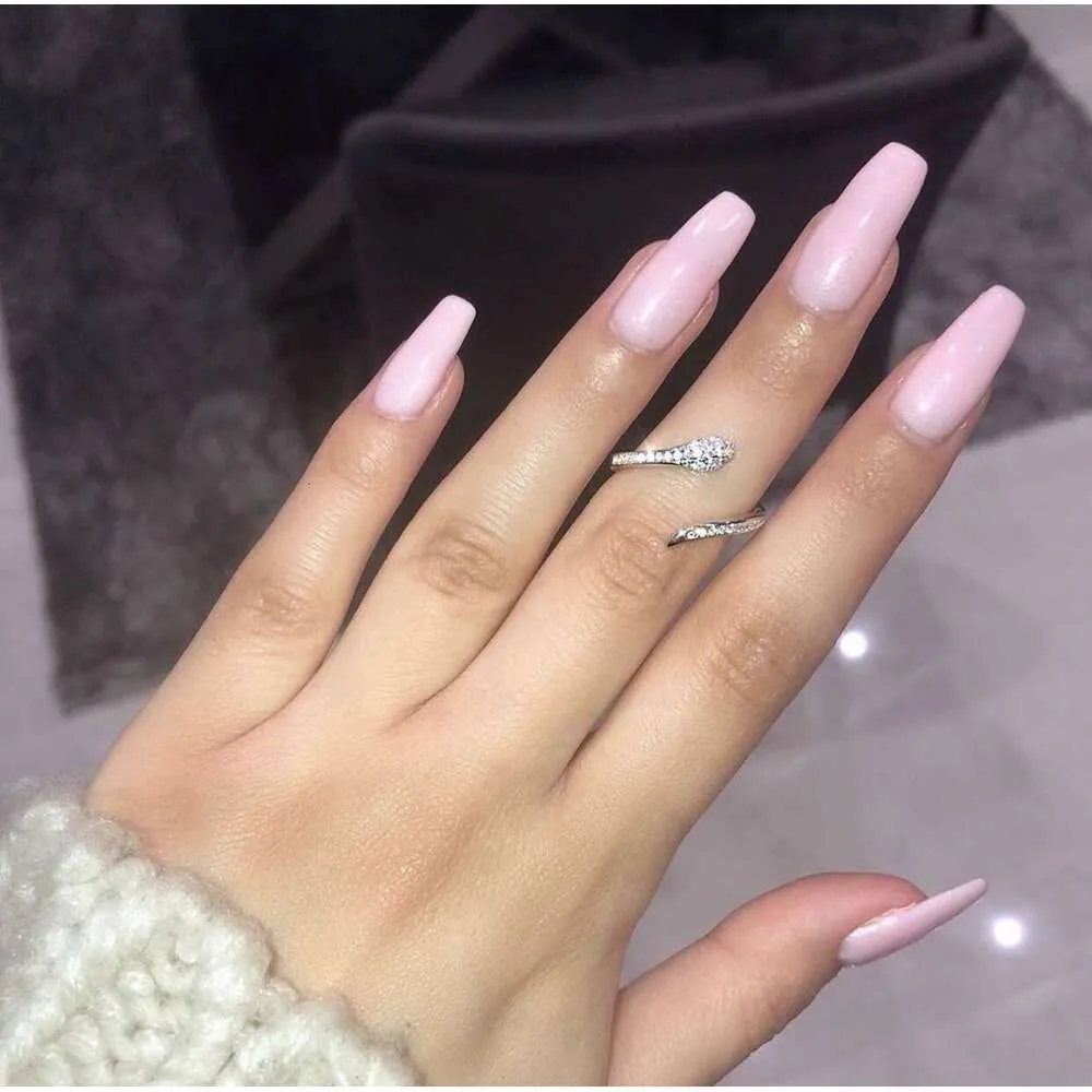 Anello aperto da donna con zirconi a forma di serpente, icona di internet e tendenza._voghion.com