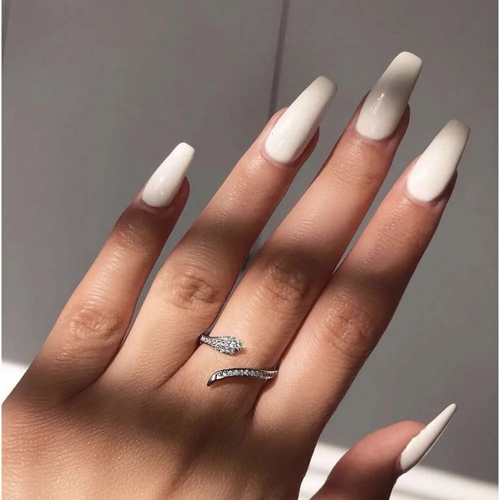 Anello aperto da donna con zirconi a forma di serpente, icona di internet e tendenza._voghion.com