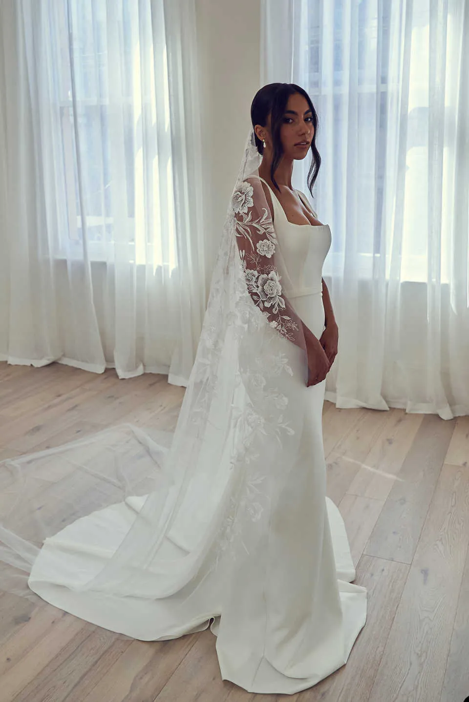 Elegant Applique Flowers Wedding Veil 3M Long Cathedral  display picture 1